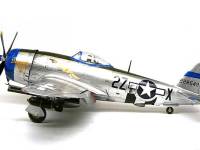 真横から見た P-47Dサンダーボルトです。太い胴体にはターボチャージャーとインタークーラーが収められ、その結果2300馬力もの出力と高空での飛行を可能にしました。
