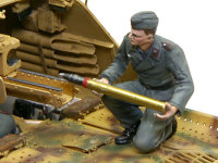 ドイツ・自走砲兵セットの装填手です。防盾の外での作業です。敵に襲われたらいやですよね。