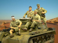 北アフリカの赤い砂漠を1号戦車で行軍する熱帯戦車兵です。背景の灌木の影と戦車の上の人の影の向きがあっていませんね。アハハ（汗）