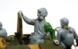 ソビエト歩兵・戦車搭乗セット　戦車兵の腕をパテで作る