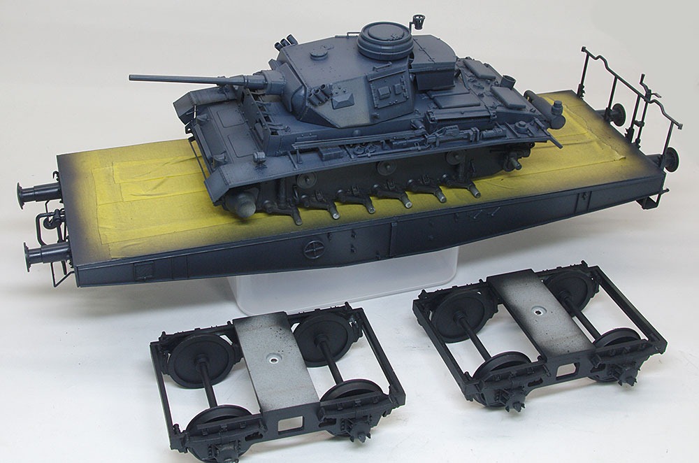 3号指揮戦車K型と4軸平形貨車
