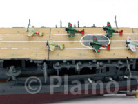 艦載機のデカール貼り