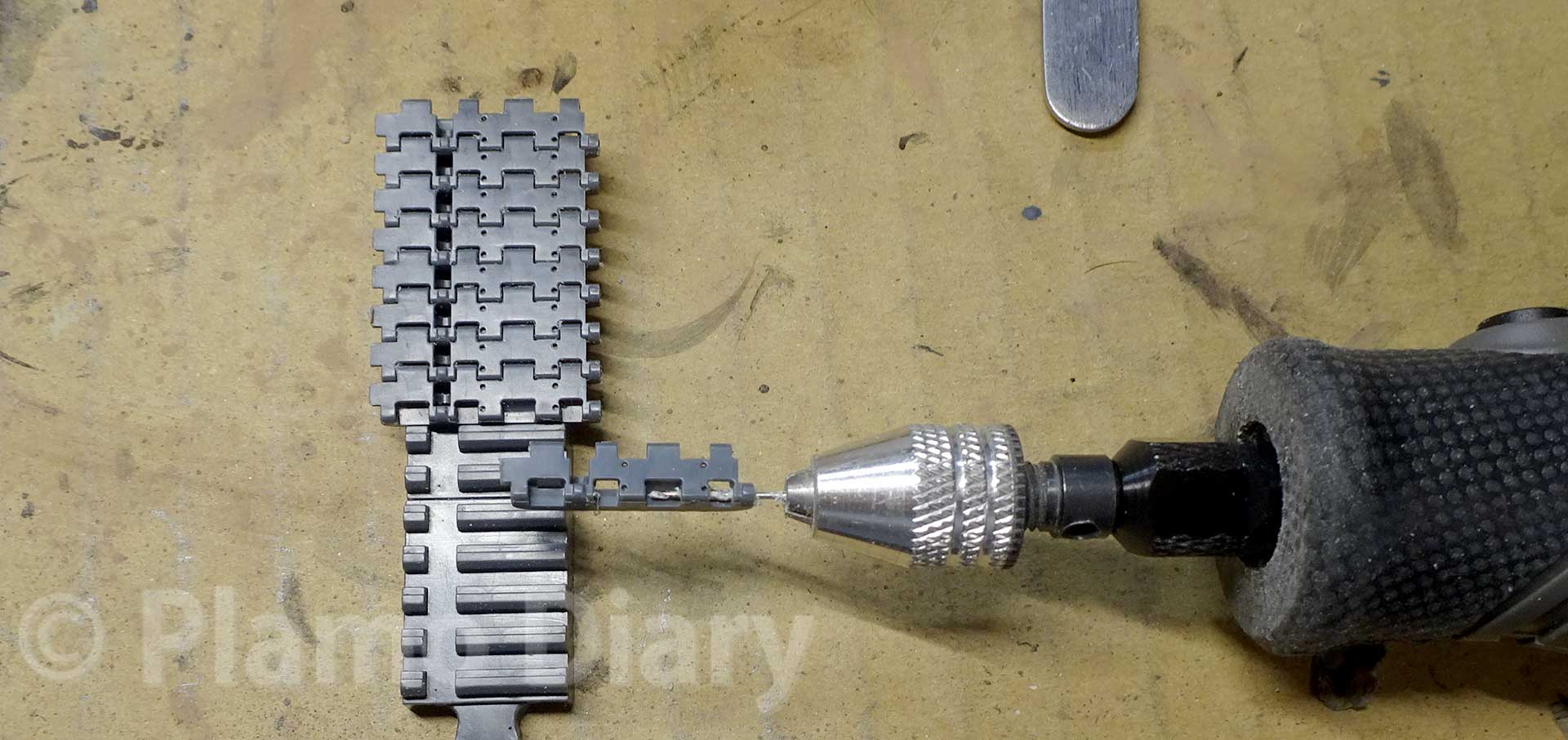 予備履帯の組み立て