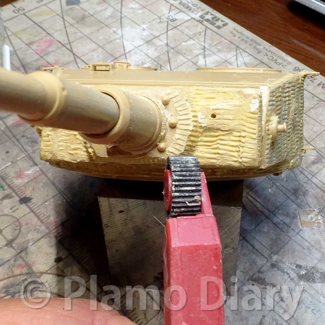 ツィンメリットコーティング、ローラーでスタンプ