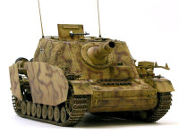 15cm榴弾砲と正面装甲10cmはあのKV-2に匹敵する装備です。これだけの重装備を回転砲塔を持たないとはいえ、4号戦車の車体にまとめた技術はみごとですね。