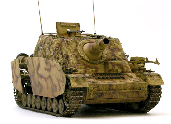 15cm榴弾砲と正面装甲10cmはあのKV-2に匹敵する装備です。これだけの重装備を回転砲塔を持たないとはいえ、4号戦車の車体にまとめた技術はみごとですね。