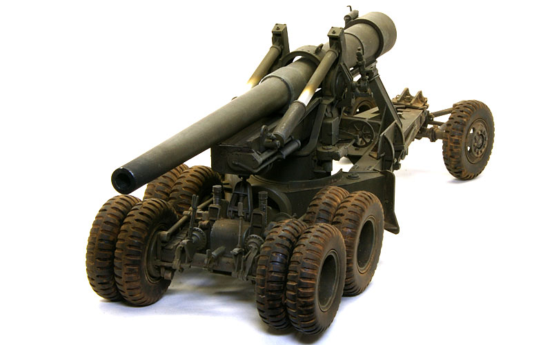 口径155mm、口径長45(約7m)の砲身はアルミ製でライフリングも刻まれています。その大きな砲身は迫力満点です。