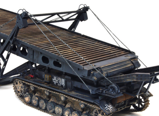 橋を持ち上げるウインチです。モーターでワイヤーを巻き上げ、橋をズルズルと引き上げるように見えます。でも橋側への固定が床棒を通すだけになっているので、ぴっぱると取れちゃうような気がするのは私だけ?