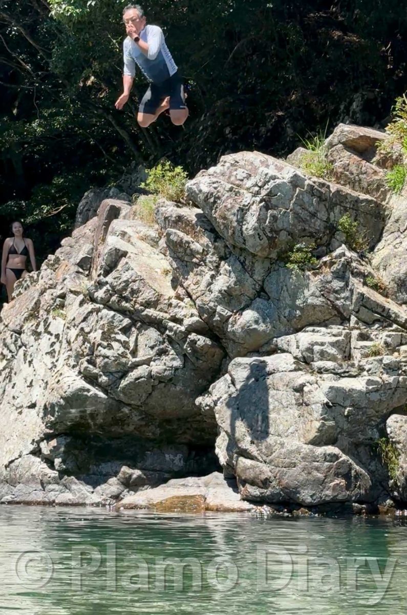 岩場からダイビング